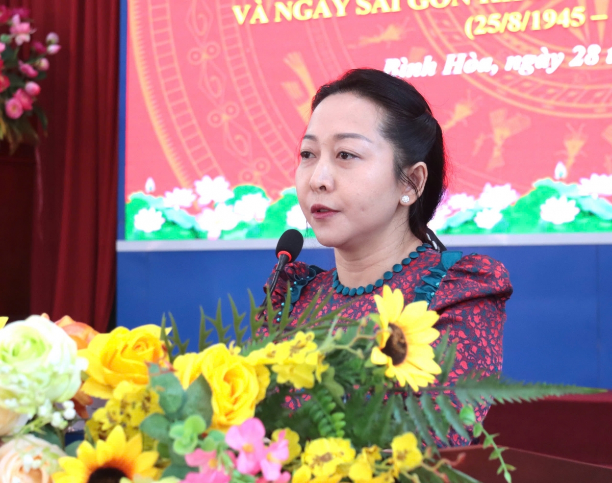 Bà Nguyễn Thị Ngọc Châu phát biểu ôn lại truyền thống cách mạng và những bước phát triển của phường Bình Hòa trong chặng đường vừa qua.