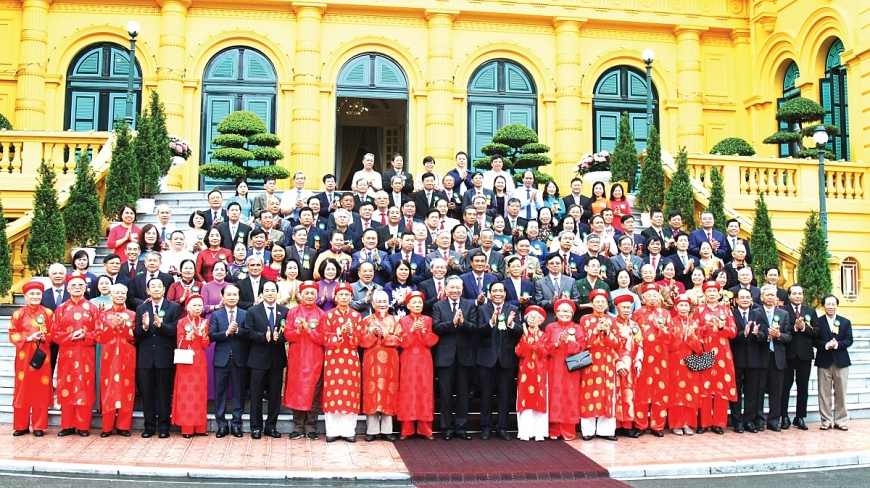 Tổng Bí thư Tô Lâm (khi làm Chủ tịch nước) chụp ảnh với cán bộ cốt cán Hội NCT Việt Nam và NCT tiêu biểu.