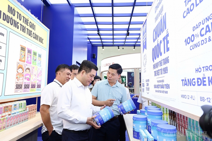 Bộ trưởng Bộ Công Thương Nguyễn Hồng Diên tham quan và kiểm tra gian hàng Vinamilk tại khu trưng bày (Ảnh: Nam Nguyễn)