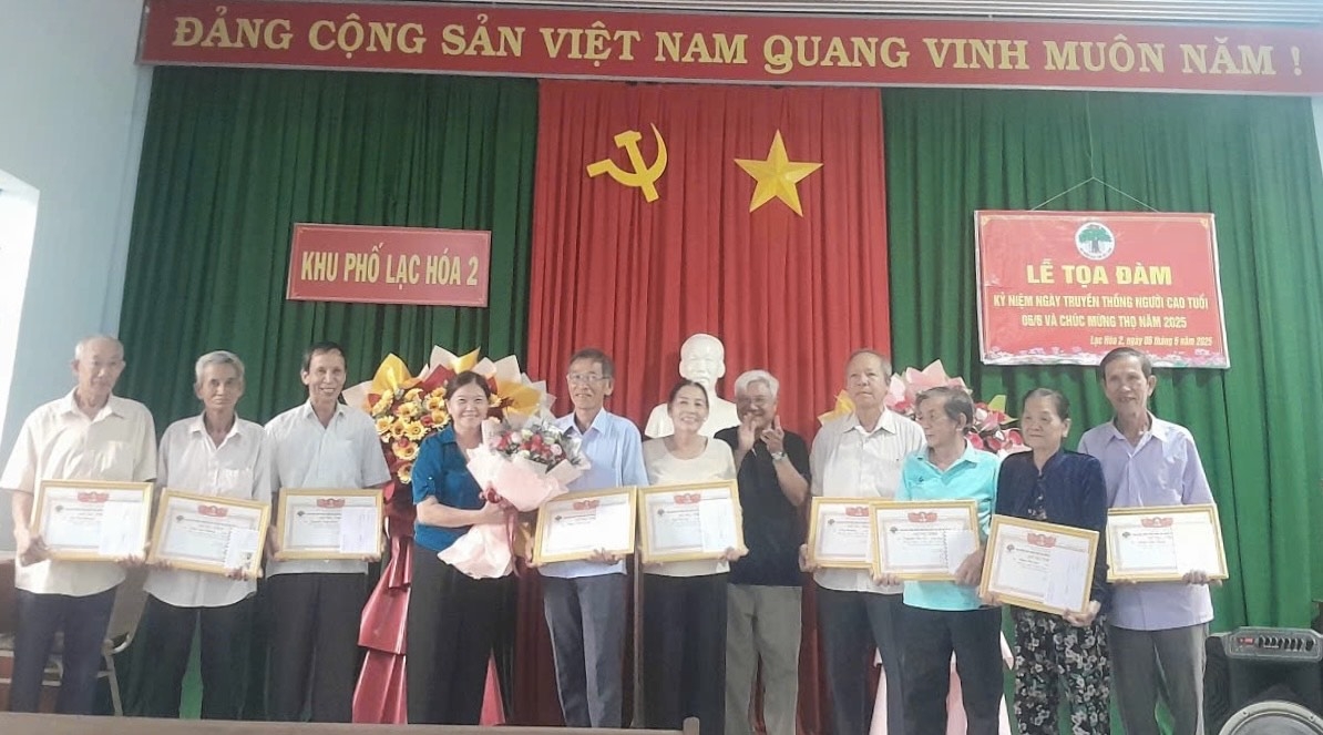 Mừng thọ cho Nười cao tuổi ở Tánh Linh