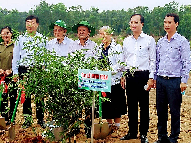 Ông Lê Minh Hoan làn người luôn dành tình yêu cho nông nghiệp, nông dân và nông thôn, nên ông luôn tích cực trong các hoạt động trồng cây xanh.