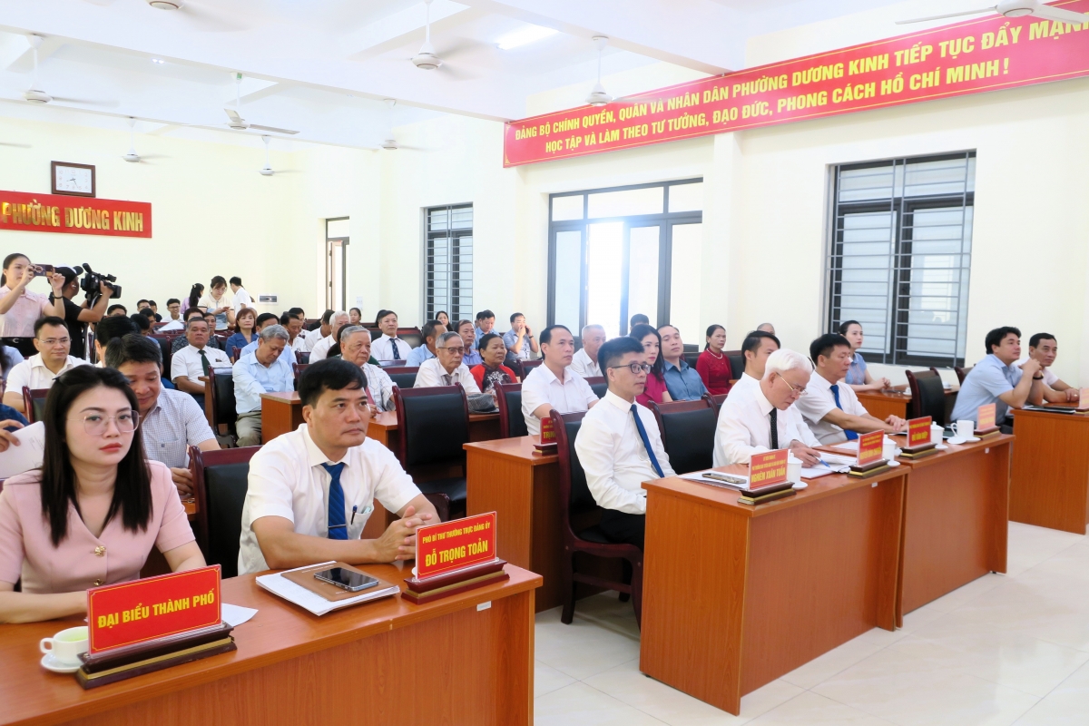 Các đại biểu dự Lễ trao tặng huy hiệu Đảng