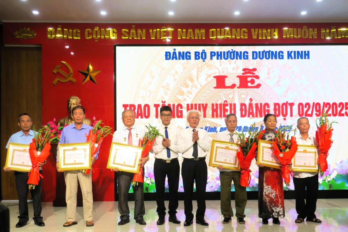 Ủy viên Ban Thường vụ Thành ủy, Trưởng ban Ban Nội chính Thành ủy Hải Phòng Nguyễn Đình Chuyến trao tặng Huy hiệu Đảng cho các đồng chí đảng viên lão thành.
