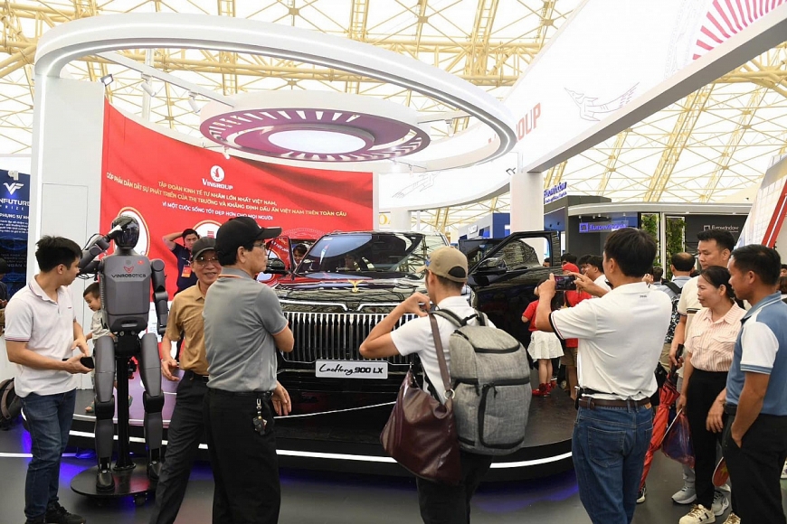 Khách tham quan gian triển lãm của hệ sinh thái Vingroup tại sảnh H3 - Khởi nghiệp kiến quốc, nơi đang trưng bày mẫu xe điện cao cấp Lạc Hồng 900 LX mang đậm tinh hoa và bản sắc dân tộc