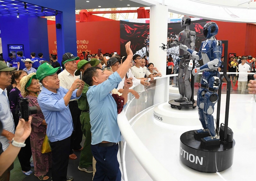 Gian triển lãm của Vingroup mang tới những câu chuyện truyền cảm hứng về hành trình vươn lên từ nội lực của Tập đoàn kinh tế tư nhân lớn nhất Việt Nam. Trong đó, những sản phẩm trong lĩnh vực công nghệ như VinRobotics, VinMotion nhận được sự quan tâm đặc biệt