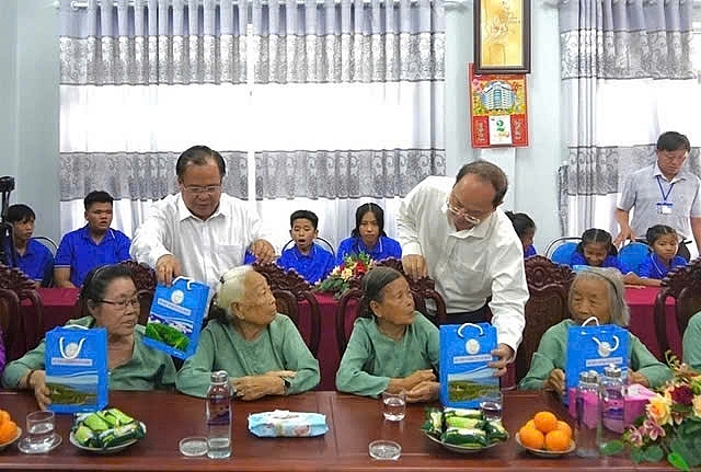 Lãnh đạo tỉnh Cà Mau thăm, tặng quà NCT tại Trung tâm Bảo trợ xã hội tỉnh.