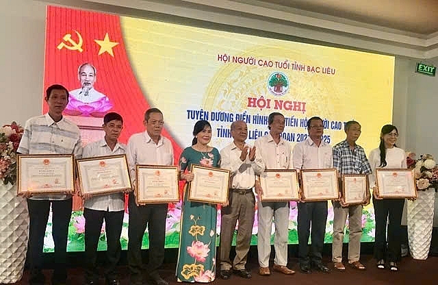 Biểu dương những cán bộ điển hình tiên tiến trong phong trào “Tuổi cao - Gương sáng”.