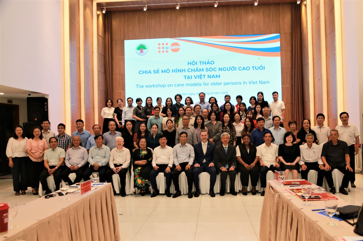 Các đại biểu chụp ảnh lưu niệm tại Hội thảo