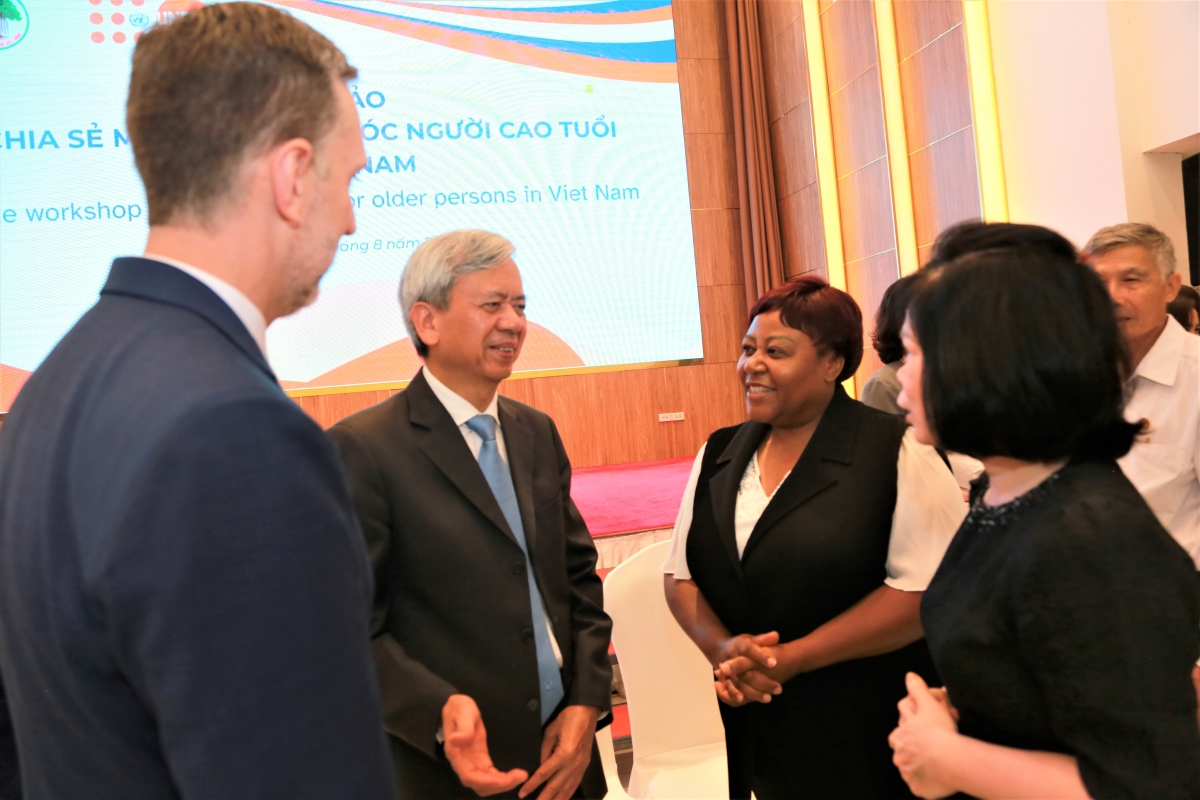 1 Phó Chủ tịch Phan Văn Hùng trao đổi với các đại biểu bên lề hội thảo