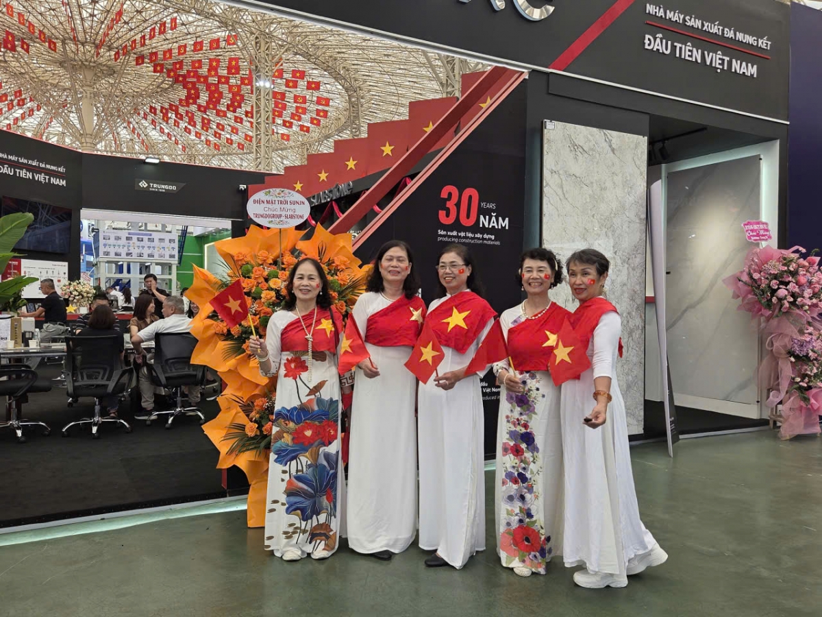 Đoàn của bà Vũ Thị Ngọc Bích 70 tuổi ở Cầu Giấy TP Hà Nội chụp ảnh để khoe với bạn bè và gia đình về Trung tâm hội chợ triển lãm quốc gia - khu triển lãm lớn nhất Đông Nam Á