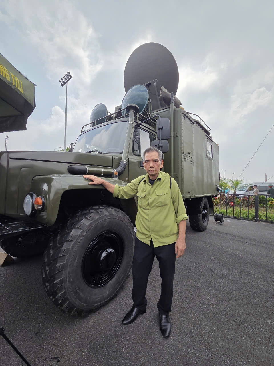 Từ còn tờ mờ sáng, ông Nguyễn Khắc Minh 70 tuổi ở Thanh Xuân, TP Hà Nội đã sang Trung tâm Triển lãm Quốc gia để tham quan khu công nghiệp an ninh - quốc phòng. Ông chia sẻ “Trước đây tôi ở Lữ đoàn Công binh 249, có tham gia chiến dịch Campuchia, lúc đó vũ khí của ta còn thô sơ lắm, nhưng giờ nhìn các vũ khí ở khu triển lãm, tôi thấy phấn khởi quá! Không ngờ khí tài của quân đội Việt Nam ta hiện đại và nhiều tính năng mới như vậy? Ngày nay, ngày mai tôi tiếp tục ở đây xem...”