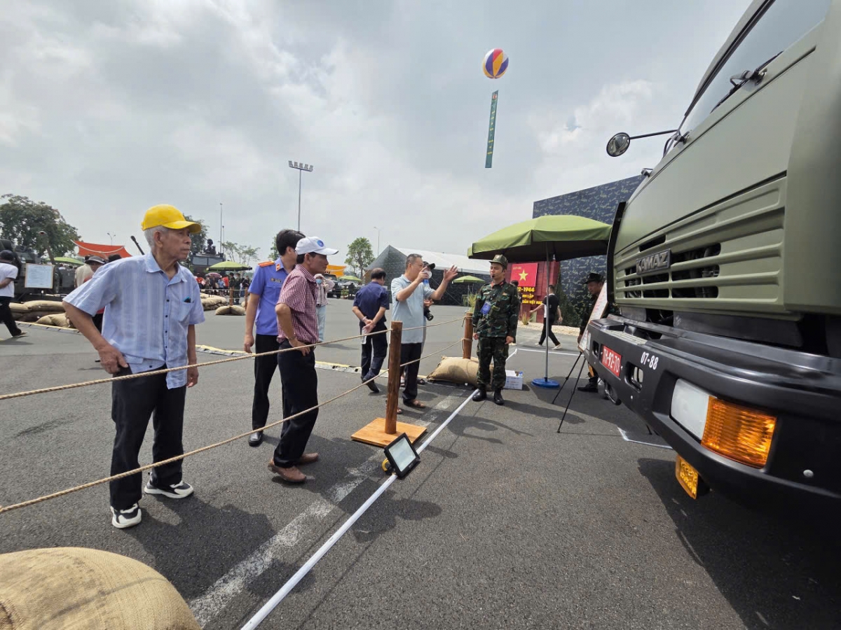 Các cụ cao tuổi ở khắp nơi trên cả nước về khu triển lãm tham quan 