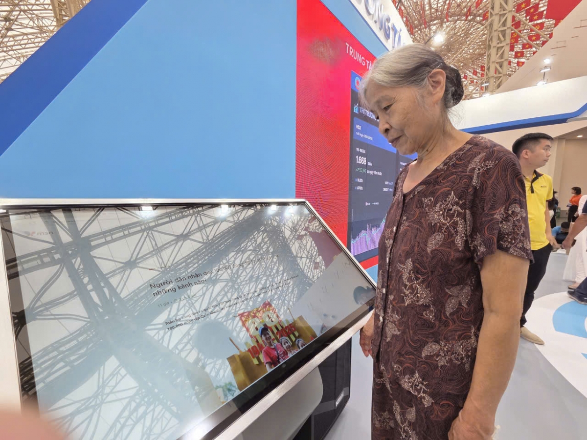 Tại khu triển lãm bà Nguyễn Thị Hàn 71 tuổi ở Đông Anh, TP Hà Nội chia sẻ: Tôi sang đây cùng gia đình, đi mãi mà không biết chán, ở đây rất thú vị và bổ ích, nhiều thứ mà đến tuổi này tôi mới biết.. Nói chung khu triển lãm rất bổ ích cho người dân”