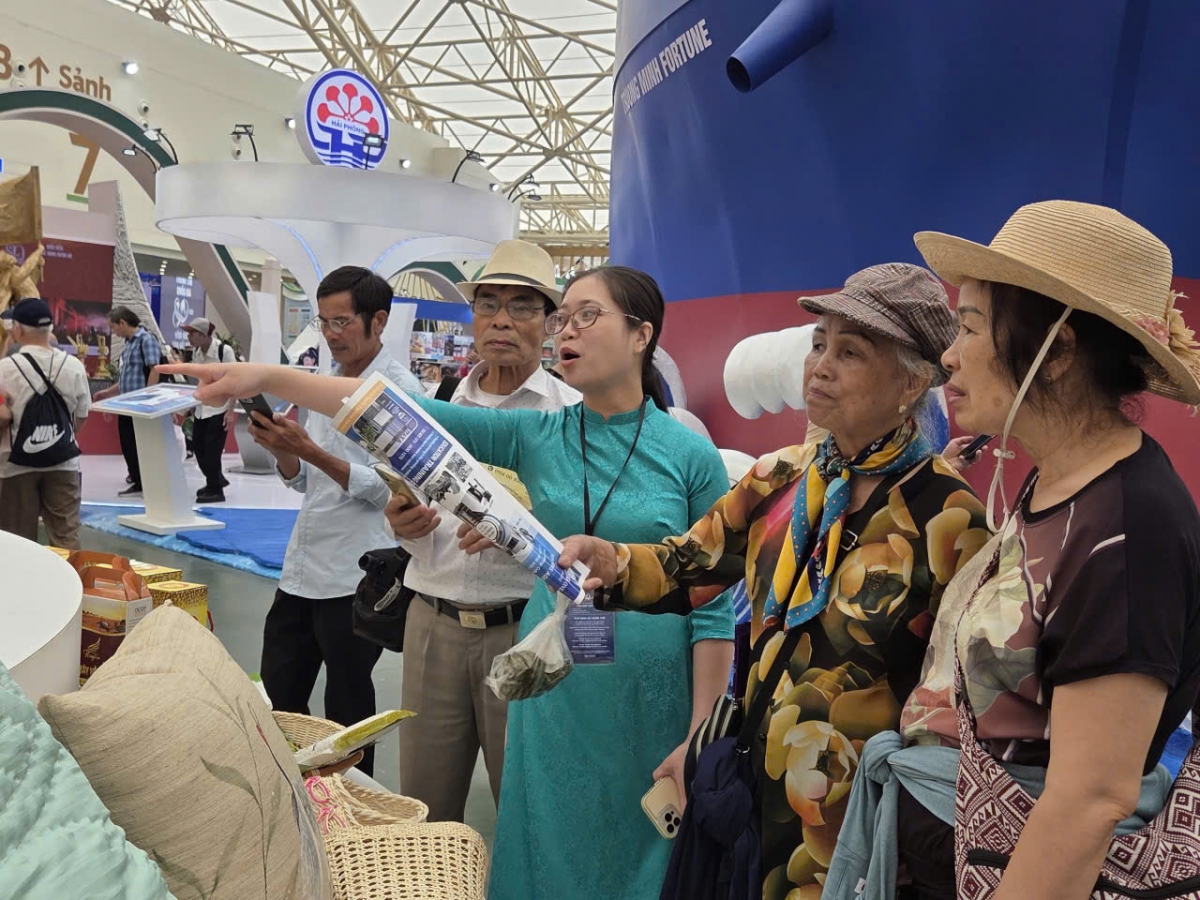 Người cao tuổi sẽ được nhân viên hướng dẫn tại khu triển lãm