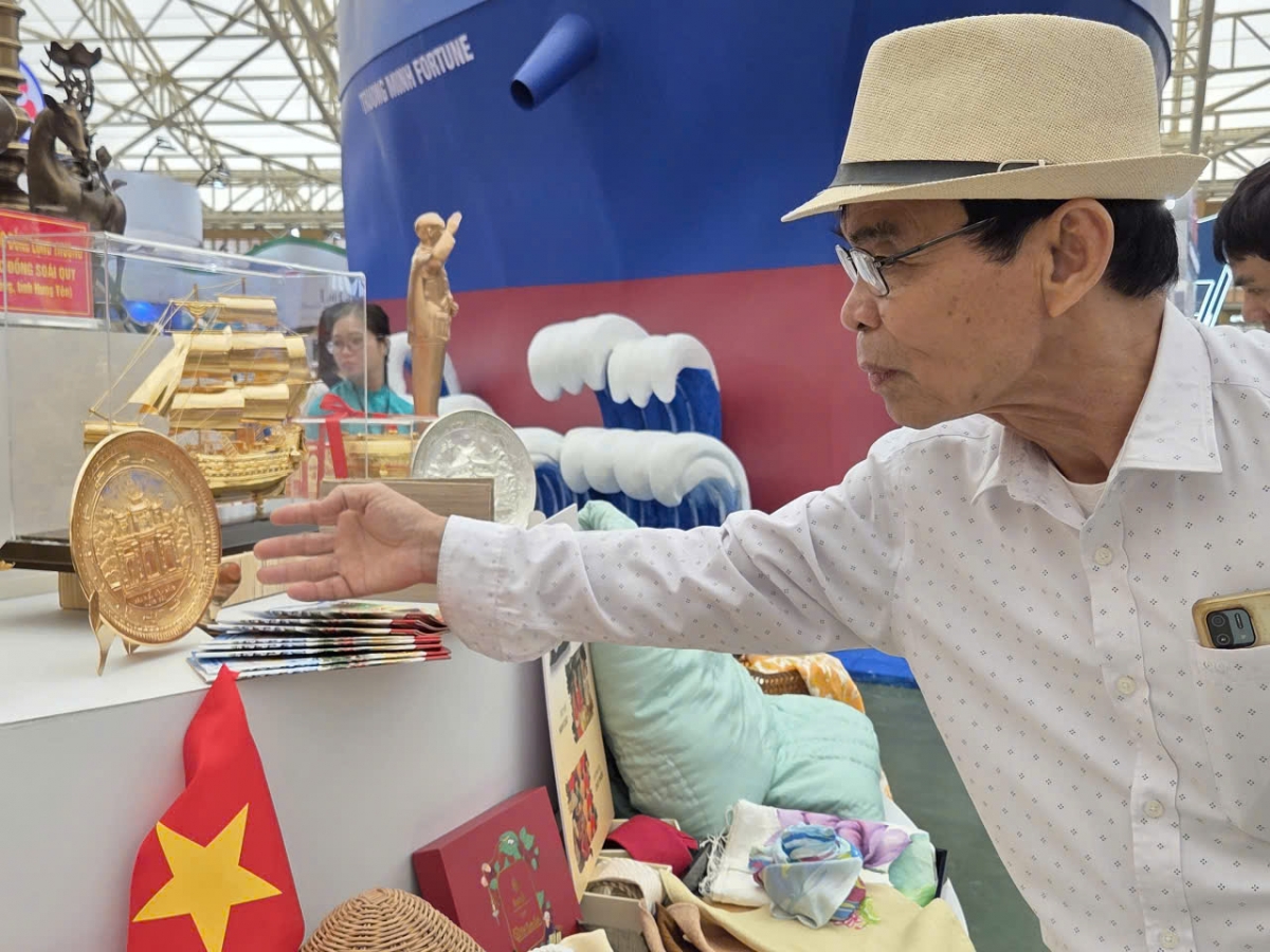 Ngay sau khi Khu triển lãm chính thức mở cửa cho Nhân dân tham quan, ông Hồ Văn Việp 75 tuổi ở Hoà Lạc, TP Hà Nội đã có mặt ở đây cùng 4 người thân. Ông nói: Tôi chủ yếu xem các sản phẩm trưng bày ở đây. Các sản phẩm rất đẹp, mẫu mã đa dạng, chất lượng tốt và tôi sẽ mua một ít sản phẩm cho bàn thân và tặng cho bạn bè...