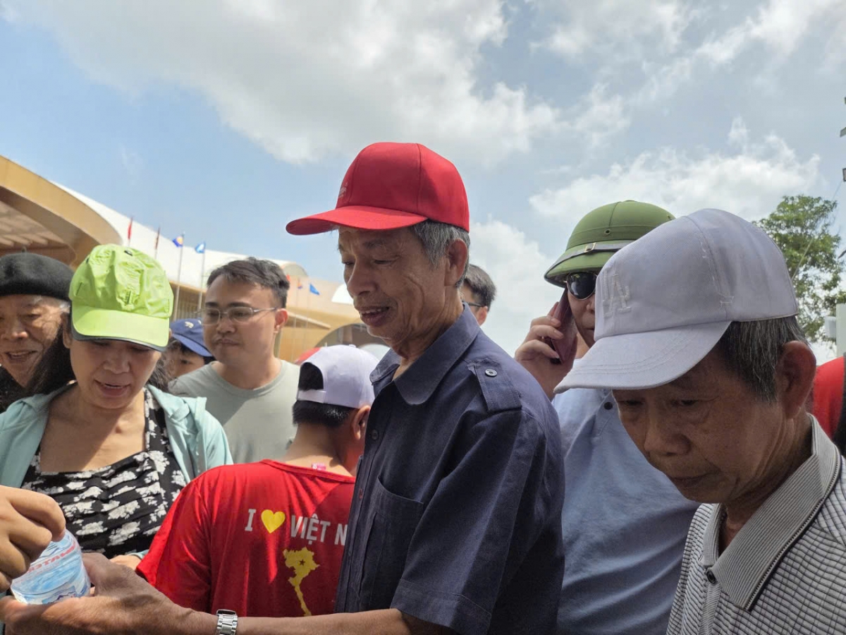 Nhân dân và người cao tuổi được các chú bồ đội phát lương khô và nước miễn phí