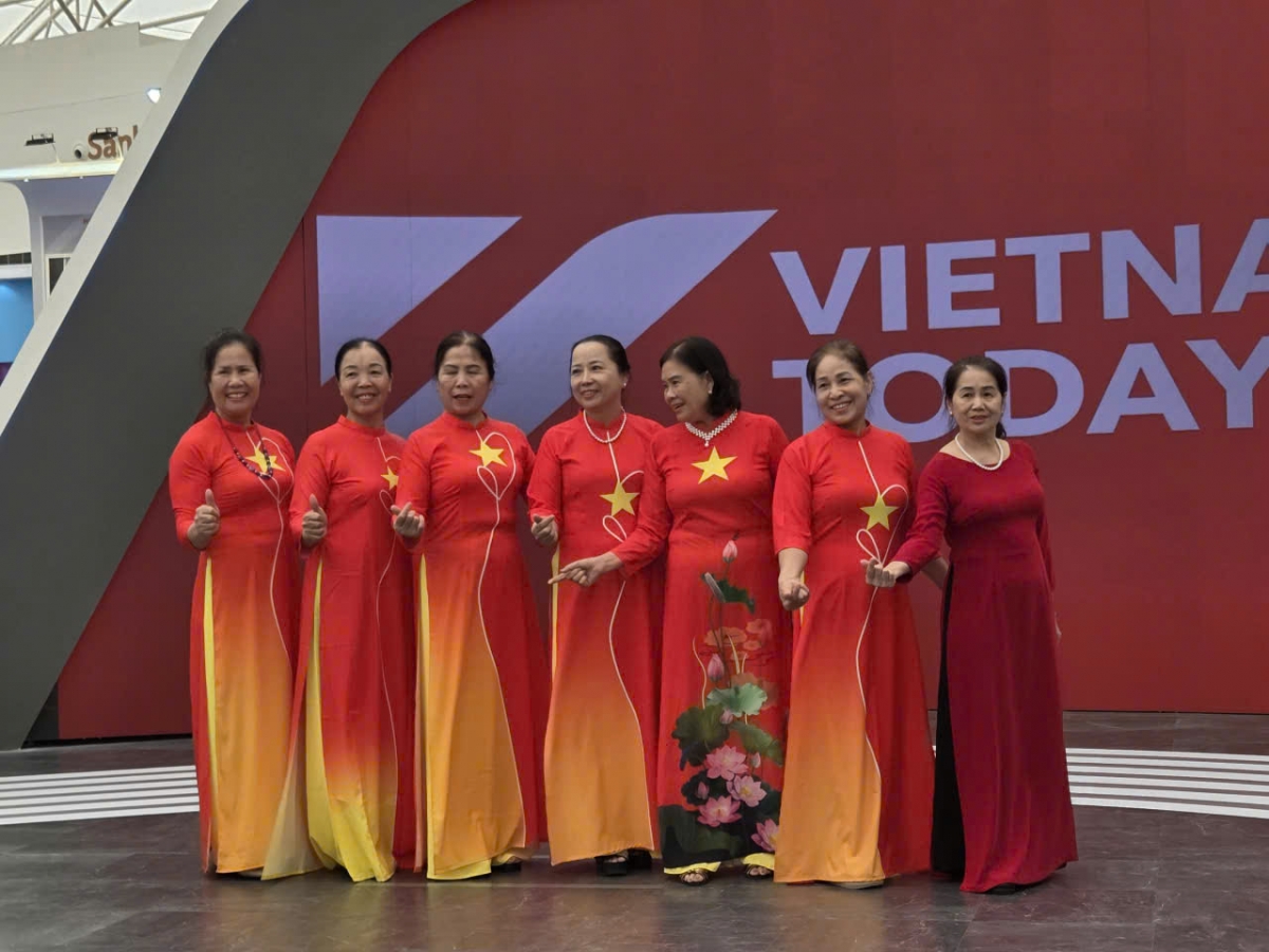 Còn bà Ngô Thị Vui 65 tuổi ở Bồ Sơn, Bắc Ninh cũng cùng đoàn 7 người cao tuổi cũng về đây từ sớm thăm quan khu triển lãm. Bà Vui cho biết: “Khu triển lãm rộng quá, đi mãi chưa hết cậu à? Chúng tôi về đây mục đích là đi thăm quan, xem các hoạt động trải nghiệm. Cảm ơn Đảng, Nhà nước đã tổ chức chương trình này, chương trình không chỉ tôn vinh chặng đường lịch sử vẻ vang của dân tộc, qua đó thể hiện lòng yêu nước, khát vọng vươn lên, tôi tin Việt Nam sẽ ngày càng đổi mới, phát triển bền vững...”