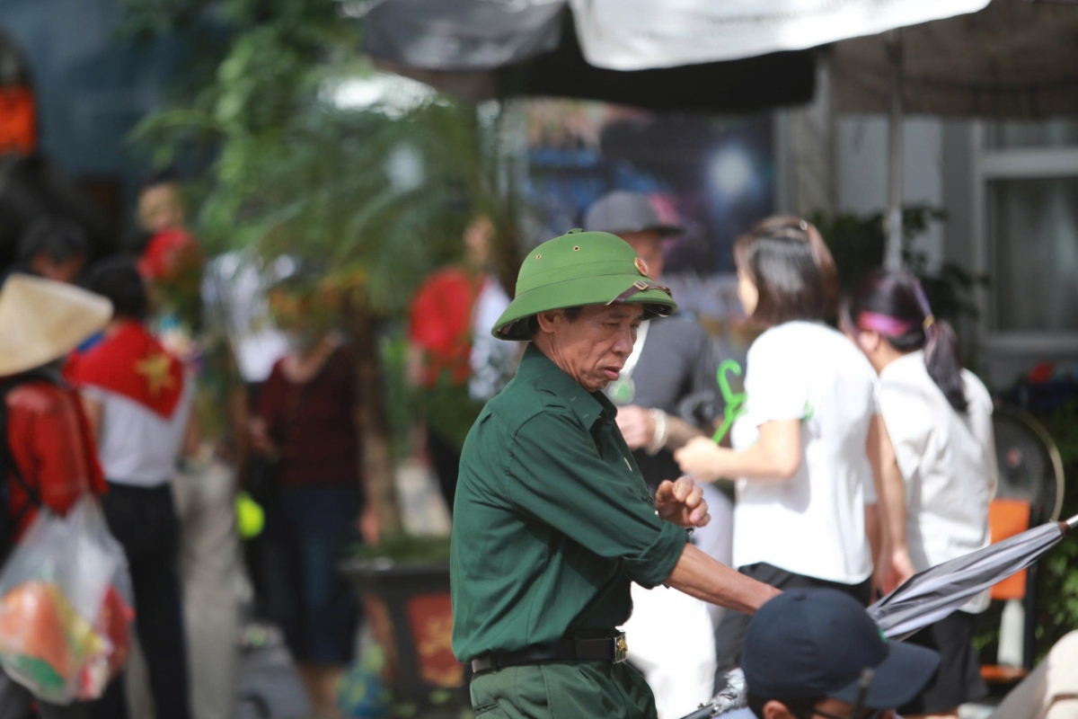 Một Cựu chiến binh phấn khởi tìm một vị trí thuận tiện xem A80