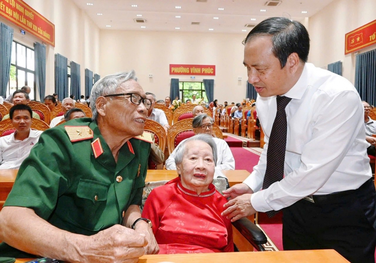 Cụ bà 98 tuổi nhận Huy hiệu 80 năm tuổi Đảng: Tấm gương sáng ngời của người đảng viên lão thành