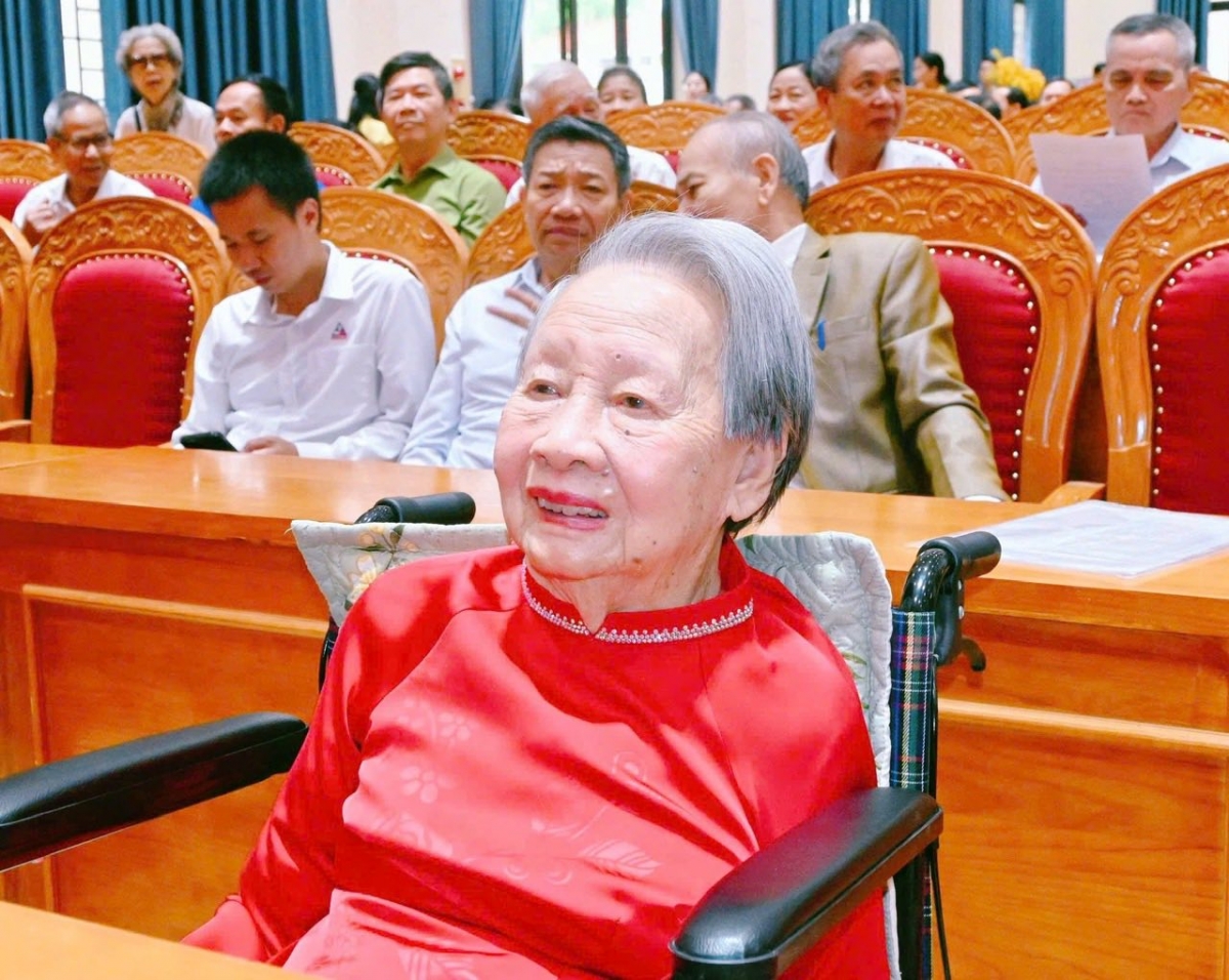 Cụ bà 98 tuổi nhận Huy hiệu 80 năm tuổi Đảng: Tấm gương sáng ngời của người đảng viên lão thành
