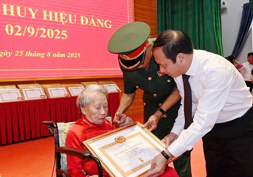 Cụ bà 98 tuổi nhận Huy hiệu 80 năm tuổi Đảng: Tấm gương sáng ngời của người đảng viên lão thành