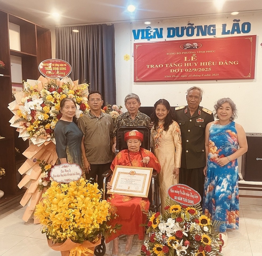 Cụ Liên hạnh phúc bên gia đình 