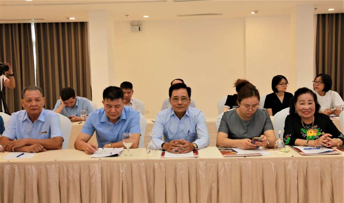 Bà Nguyễn Thị Quyến (ngoài cùng bên phải) tham dự Hội thảo chăm sóc sức khỏe NCT