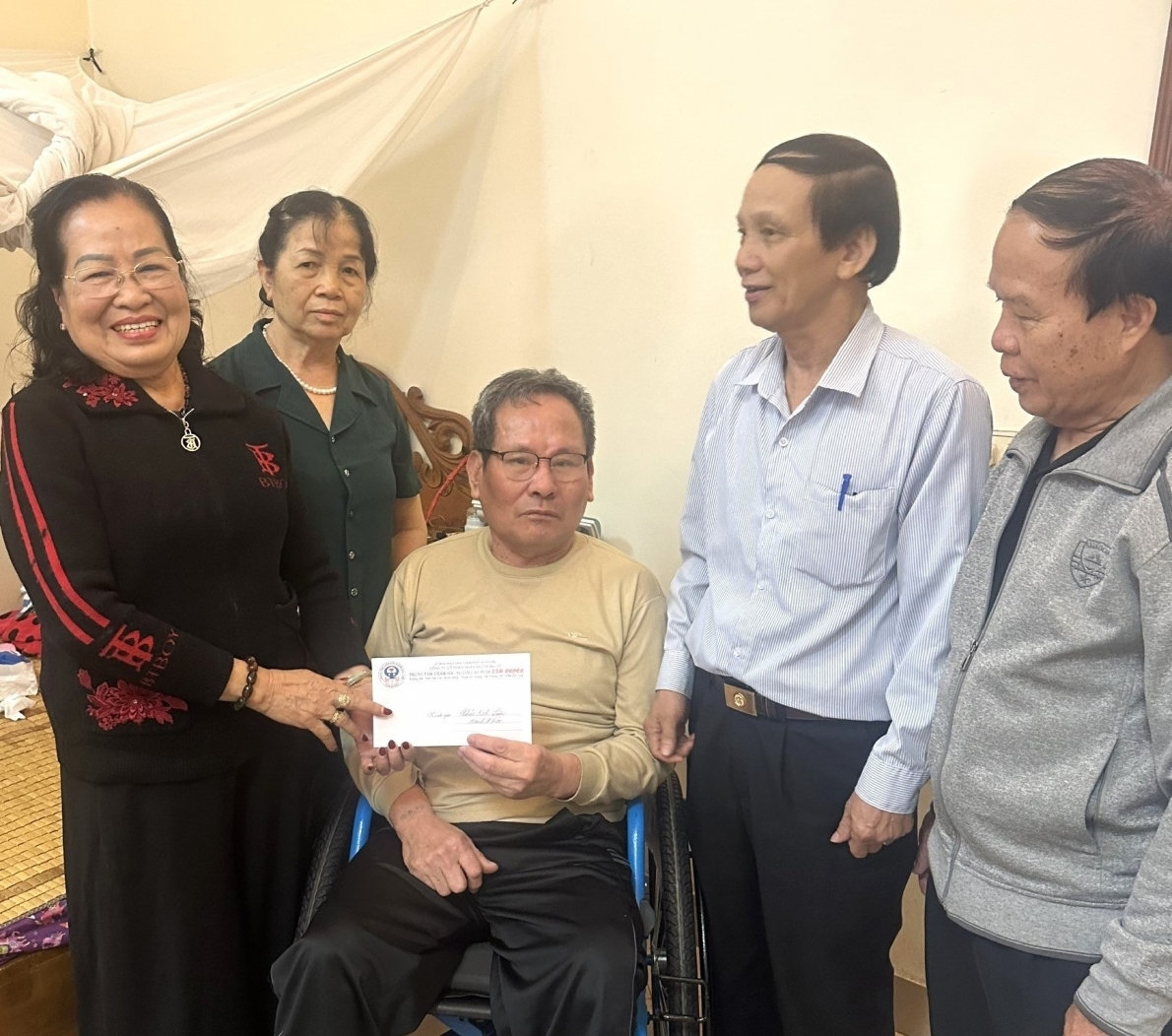 Bà Nguyễn Thị Quyến tặng quà NCT hoàn cảnh khó khăn