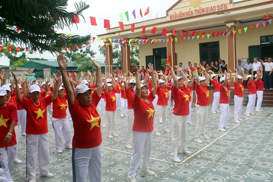 Hội viên NCT tham gia biểu diễn thể dục dưỡng sinh mừng ra mắt CLB Liên thế hệ tự giúp nhau.