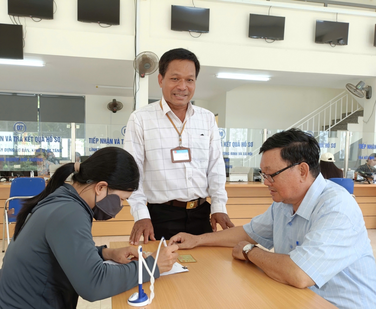 Người cao tuổi được cán bộ chuyên viên Trung tâm hành chính công xã Dray Bhăng hướng dẫn khai báo đăng ký cấp giấy khai sinh