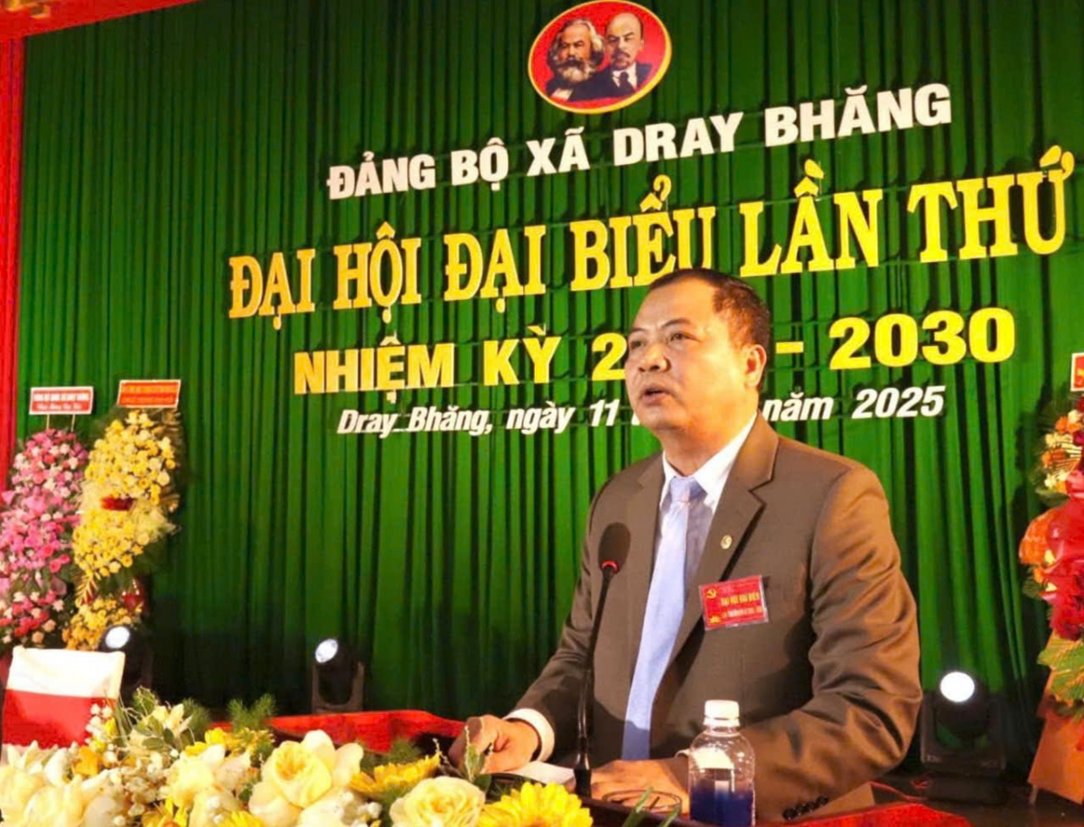 ông Nghiêm Văn Chuẩn, Bí thư Đảng ủy - Chủ tịch HĐND xã Dray Bhăng  phát biểu tại Đại hội Đại biểu Đảng bộ xã lần thứ I, nhiệm kỳ 2025 - 2030.