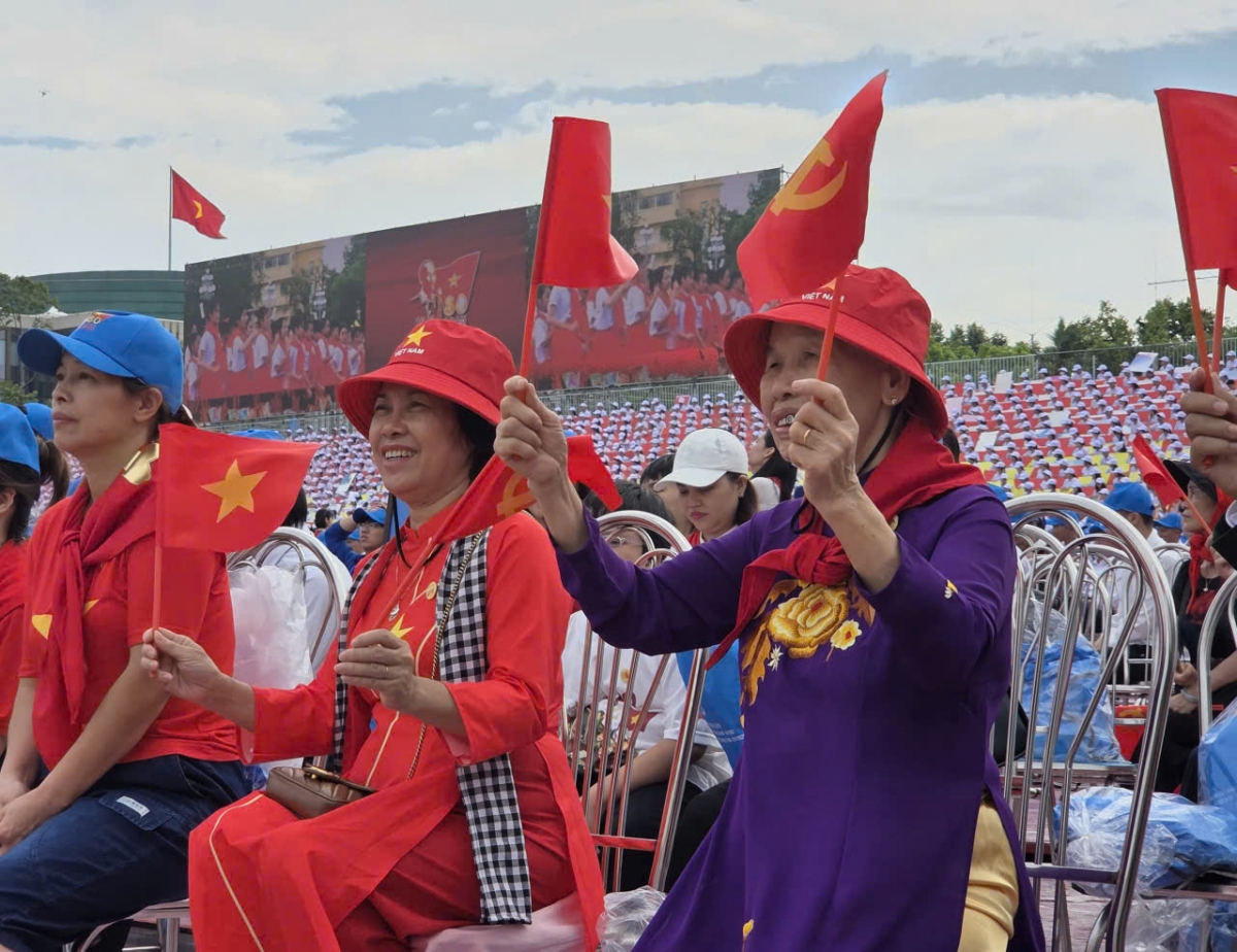 Người cao tuổi từ mọi miền Tổ quốc về Hà Nội xem tổng duyệt diễu binh, diễu hành A80