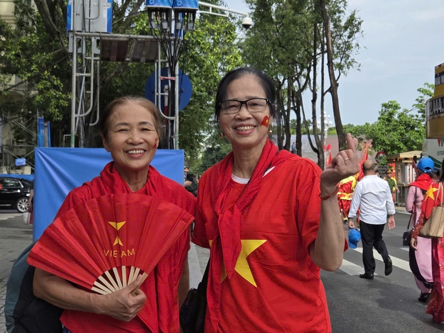 Người cao tuổi từ mọi miền Tổ quốc về Hà Nội xem tổng duyệt diễu binh, diễu hành A80