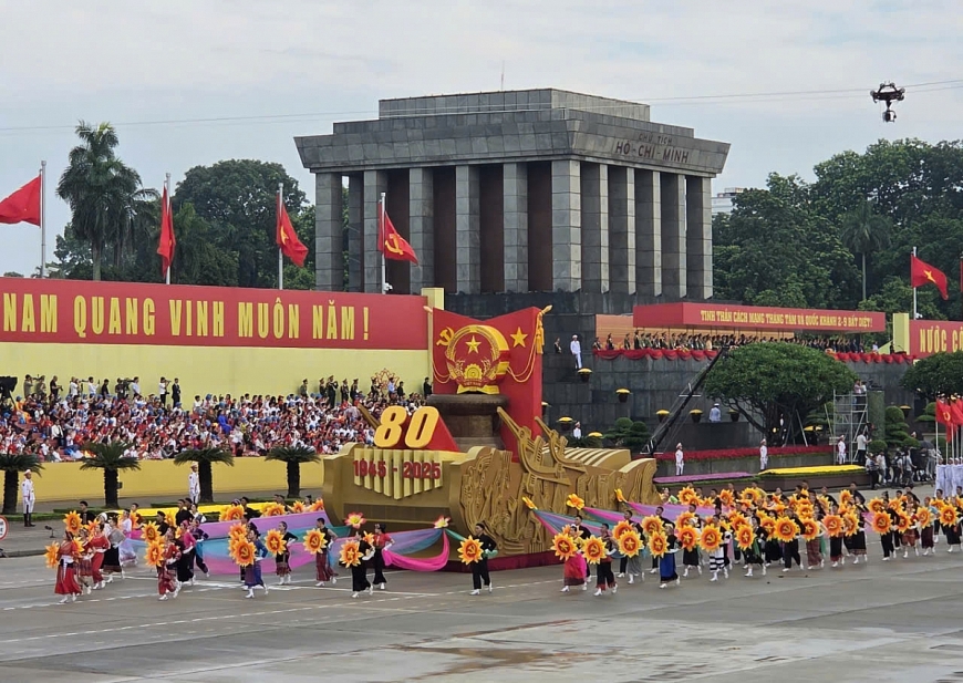 Người cao tuổi từ mọi miền Tổ quốc về Hà Nội xem tổng duyệt diễu binh, diễu hành A80