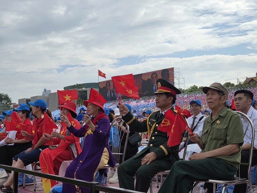 Người cao tuổi từ mọi miền Tổ quốc về Hà Nội xem tổng duyệt diễu binh, diễu hành A80