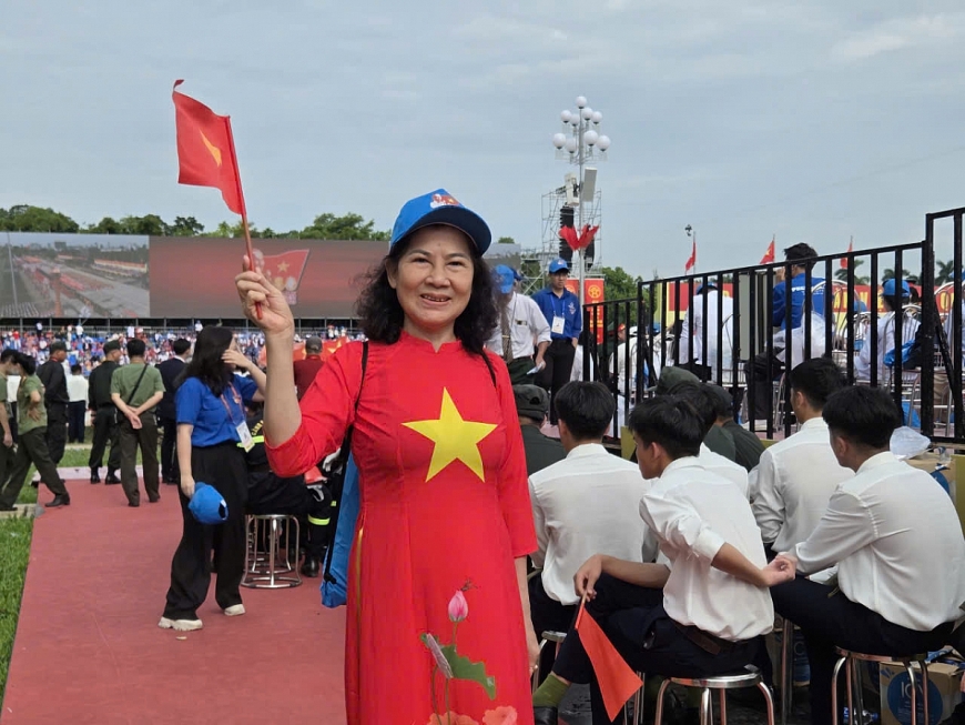 Người cao tuổi từ mọi miền Tổ quốc về Hà Nội xem tổng duyệt diễu binh, diễu hành A80