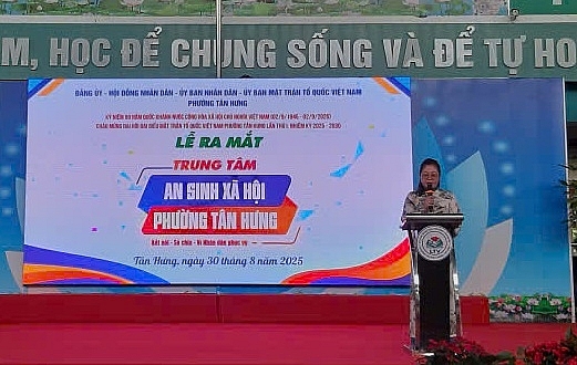 Bà Phạm Thị Hạnh Tư, Chủ tịch Ủy ban MTTQVN phường Tân Hưng phát biểu tại buổi lễ ra mắt Trung tâm An sinh xã hội 