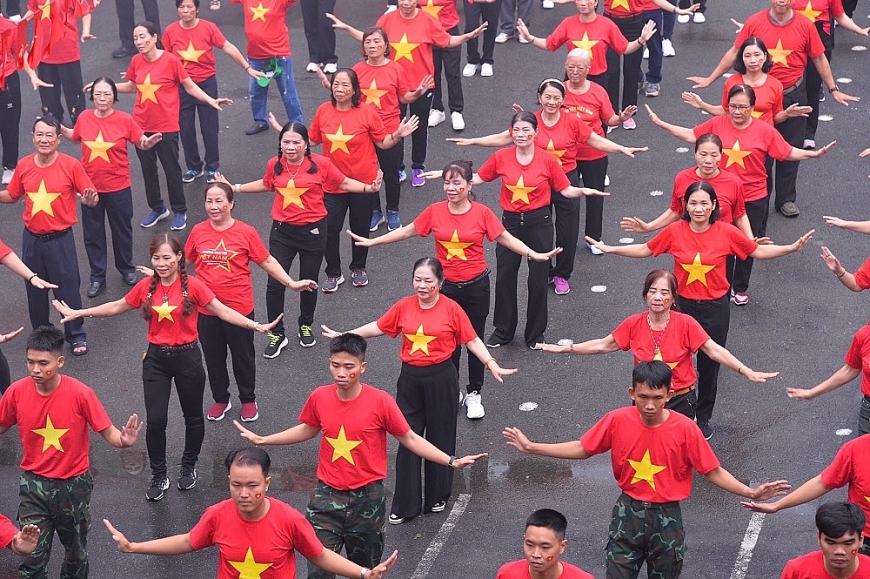 Người cao tuổi tham gia các phần biểu diễn đồng diễn ngày hội “Tết độc lập” 