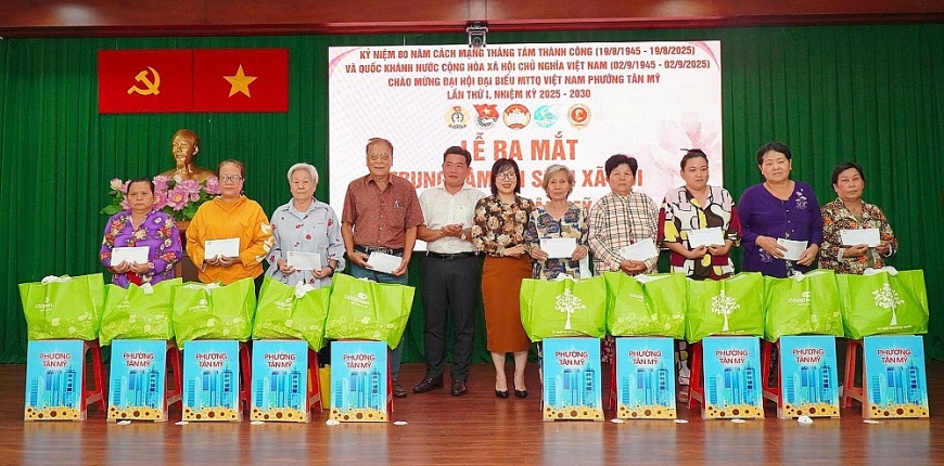 Trung tâm An sinh xã hội phường trao tặng 50 phần quà cho các hộ cận nghèo trên địa bàn phường, mỗi phần quà trị giá 1 triệu đồng