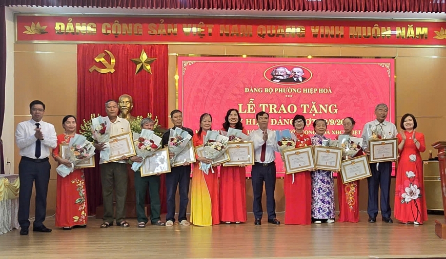 Các đồng chí trong Thường trực Đảng ủy phường Hiệp Hòa trao Huy hiệu Đảng đợt 02/9  cho các đảng viên