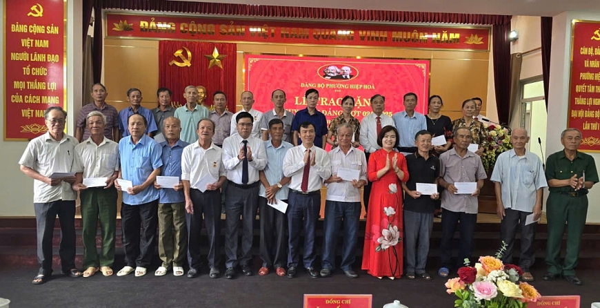 Thường trực Đảng ủy phường trao quà của UBND tỉnh cho các đồng chí  đảng viên có 40 tuổi Đảng trở lên