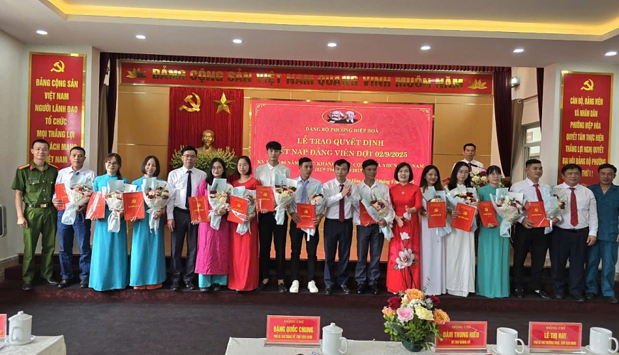       Các đồng chí trong Thường trực Đảng ủy phường trao  Quyết định cho các Đảng viên mới kết nạp