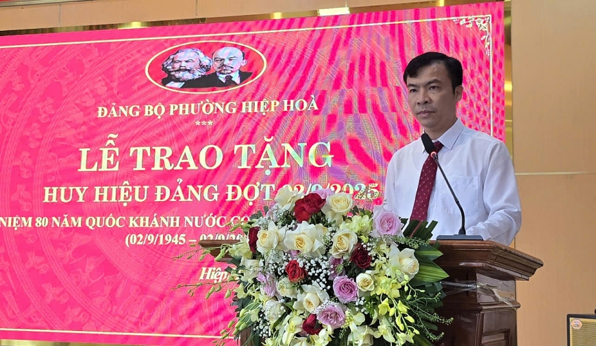            Đồng chí Đàm Trung Hiếu, Bí thư Đảng ủy phường phát biểu tại buổi lễ