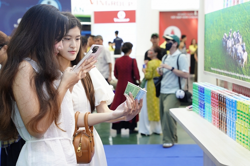 Các bạn trẻ đặc biệt yêu thích không gian trưng bày và trải nghiệm của Vinamilk. (Ảnh: Tịnh Không)  Bạn Bùi Thị Như Ý (22 tuổi) từ TP.HCM ra Hà Nội trầm trồ: “Em rất ấn tượng với không gian triển lãm hiện đại và chỉn chu của Vinamilk. Khi thử các loại sữa của Vinamilk tại đây em thấy rất ngon và mẫu mã bao bì rất đẹp.”