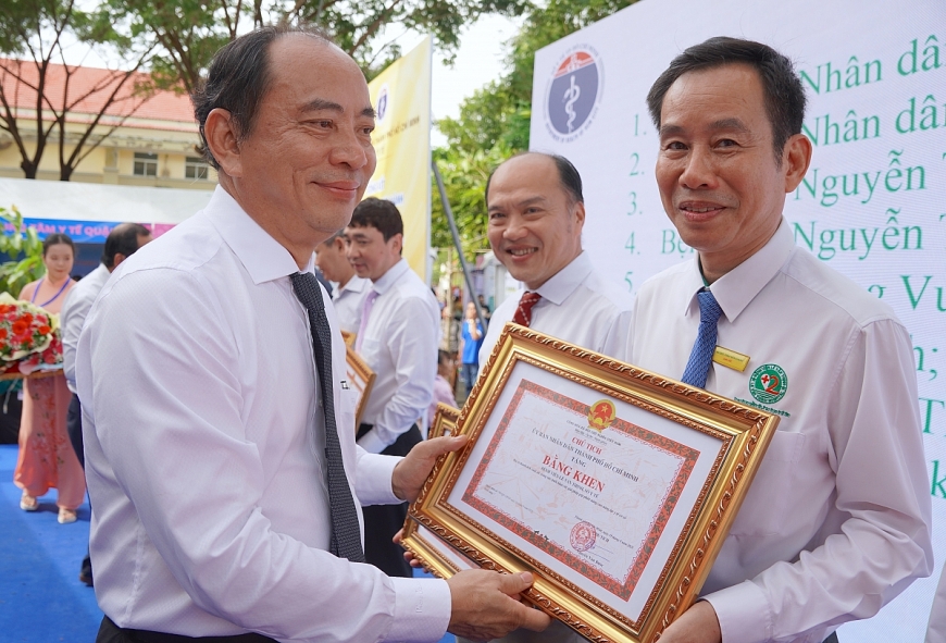 PGS.TS.BS Tăng Chí Thượng, Giám đốc Sở Y tế TP. Hồ Chí Minh trao Bằng khen của UBND TP. Hồ Chí Minh cho Bệnh viện Lê Văn Thịnh