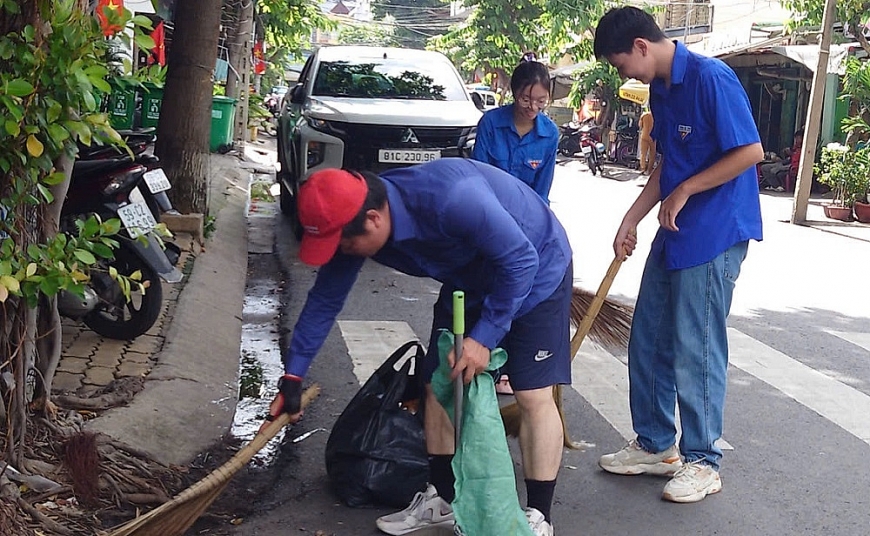 Từ sáng sớm, các nhóm cư dân từ các bác lớn tuổi đến các bạn thanh niên, người dân trong khu phố hào hứng cầm chổi, bao tay để cùng nhau quét dọn rác