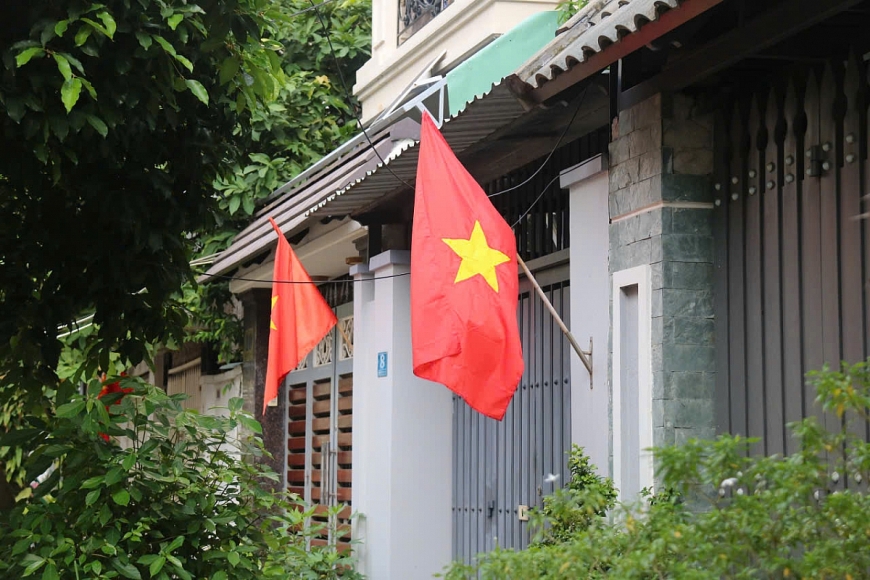 Người cao tuổi tham gia dọn dẹp vệ sinh chào mừng Quốc khánh 2/9