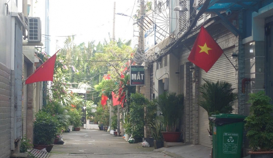 Từ đường lớn đến trong hẻm người dân treo cờ chào mừng Quốc khánh 2/9