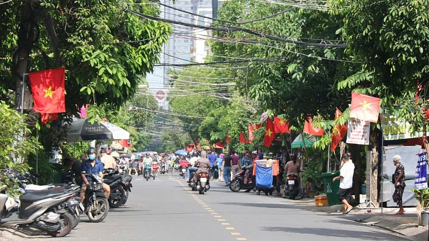 Người cao tuổi tham gia dọn dẹp vệ sinh chào mừng Quốc khánh 2/9