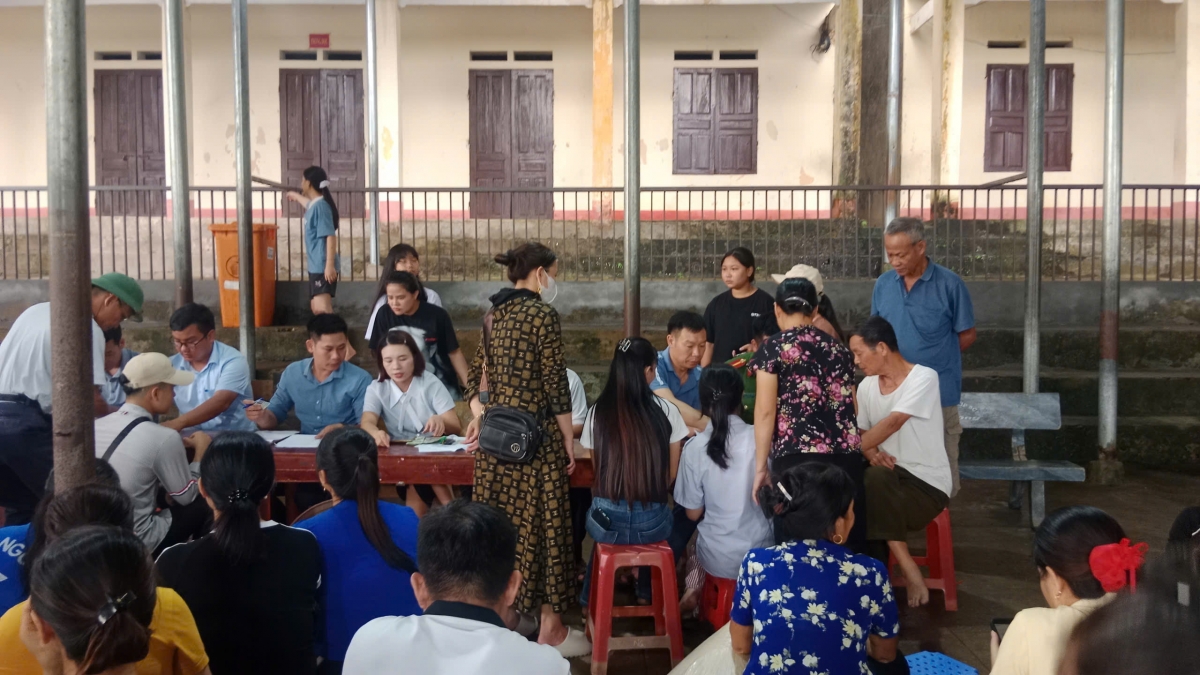 Cán bộ khu dân cư trên địa bàn tỉnh Phú Thọ trao quà Quốc khánh 2/9 cho người dân